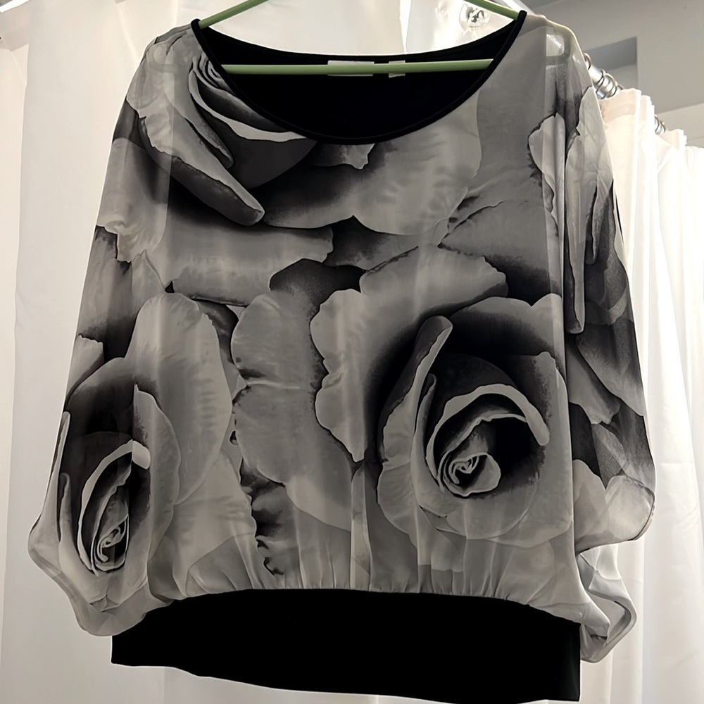 Delightful Rose print top -Size L. Pretty top w/flattering banded bottom.